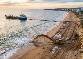 Portugal movimenta cerca de 2,2 milhões de toneladas de areia numa grande operação para poupar cerca de 37 metros de praias