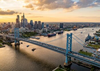 Inaugurada em 1926, a gigantesca estrutura sobre o Rio Delaware conecta a Filadélfia a Nova Jersey, e foi a ponte suspensa mais longa do mundo