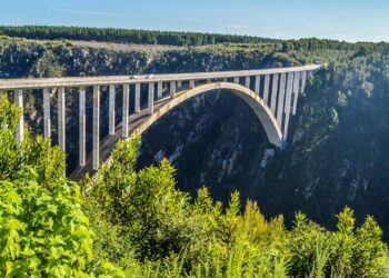 Suspensa a 216 metros sobre um desfiladeiro verde, a estrutura em arco de 1984 virou o ponto supremo para saltos de bungy jump