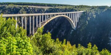 Suspensa a 216 metros sobre um desfiladeiro verde, a estrutura em arco de 1984 virou o ponto supremo para saltos de bungy jump