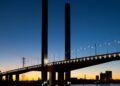 O monumental viaduto urbano inaugurado em 1999 com duas torres colossais de 140 metros de altura, que marca o horizonte moderno de Melbourne