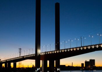 O monumental viaduto urbano inaugurado em 1999 com duas torres colossais de 140 metros de altura, que marca o horizonte moderno de Melbourne