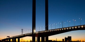 O monumental viaduto urbano inaugurado em 1999 com duas torres colossais de 140 metros de altura, que marca o horizonte moderno de Melbourne