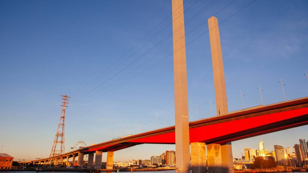 O monumental viaduto urbano inaugurado em 1999 com duas torres colossais de 140 metros de altura, que marca o horizonte moderno de Melbourne