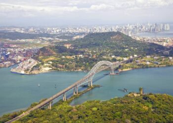 Com 1.654 metros de extensão e inaugurada em 1962, a histórica estrutura de aço cantiléver uniu as Américas ao cruzar a entrada do Oceano Pacífico
