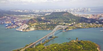 Com 1.654 metros de extensão e inaugurada em 1962, a histórica estrutura de aço cantiléver uniu as Américas ao cruzar a entrada do Oceano Pacífico