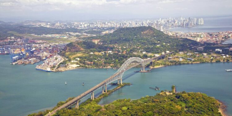 Com 1.654 metros de extensão e inaugurada em 1962, a histórica estrutura de aço cantiléver uniu as Américas ao cruzar a entrada do Oceano Pacífico