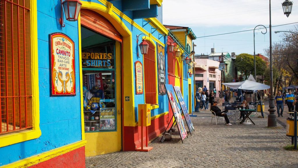 A charmosa capital sul-americana repleta de arquitetura europeia e centenas de livrarias históricas que oferece uma vibrante vida cultural