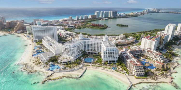 O paraíso caribenho com 22 km de praias de areia branca e águas cristalinas, que une resorts modernos e ruínas da antiga civilização maia