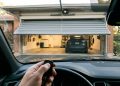 Quanto um serralheiro cobra para fabricar e instalar um portão basculante de alumínio automatizado em 2026