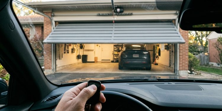 Quanto um serralheiro cobra para fabricar e instalar um portão basculante de alumínio automatizado em 2026