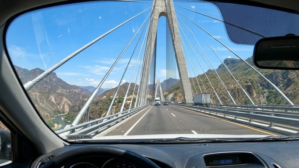 Erguida na rodovia para Acapulco, com pilares centrais monumentais, a ponte sobre o Rio Mezcala possui uma das torres de suporte mais altas da América do Norte