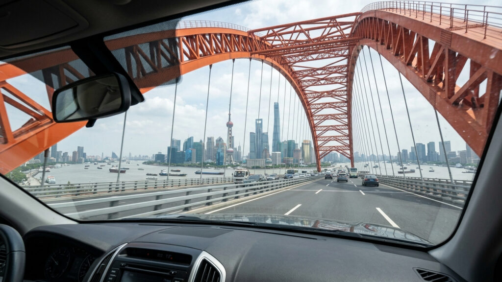 Com seu majestoso arco de aço de 550 metros sobre o Rio Huangpu, a megaestrutura em Xangai é um marco da moderna engenharia civil chinesa