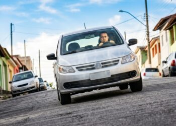 O que é torque e por que ele explica melhor do que a potência se um carro vai bem em subida ou no trânsito parado