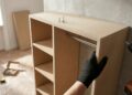 Closet aberto parece simples até entrar no orçamento, entenda quanto custa montar um guarda-roupa planejado sem portas no quarto