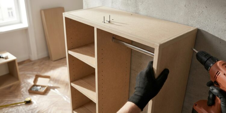 Closet aberto parece simples até entrar no orçamento, entenda quanto custa montar um guarda-roupa planejado sem portas no quarto