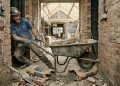 Nem pedreiro nem empreiteiro: por que o mestre de obras cobra diferente dos dois e quando vale contratar cada um em 2026