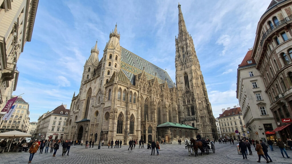 Eleita diversas vezes a melhor cidade do mundo para viver, a capital imperial preserva palácios intactos e respira música clássica