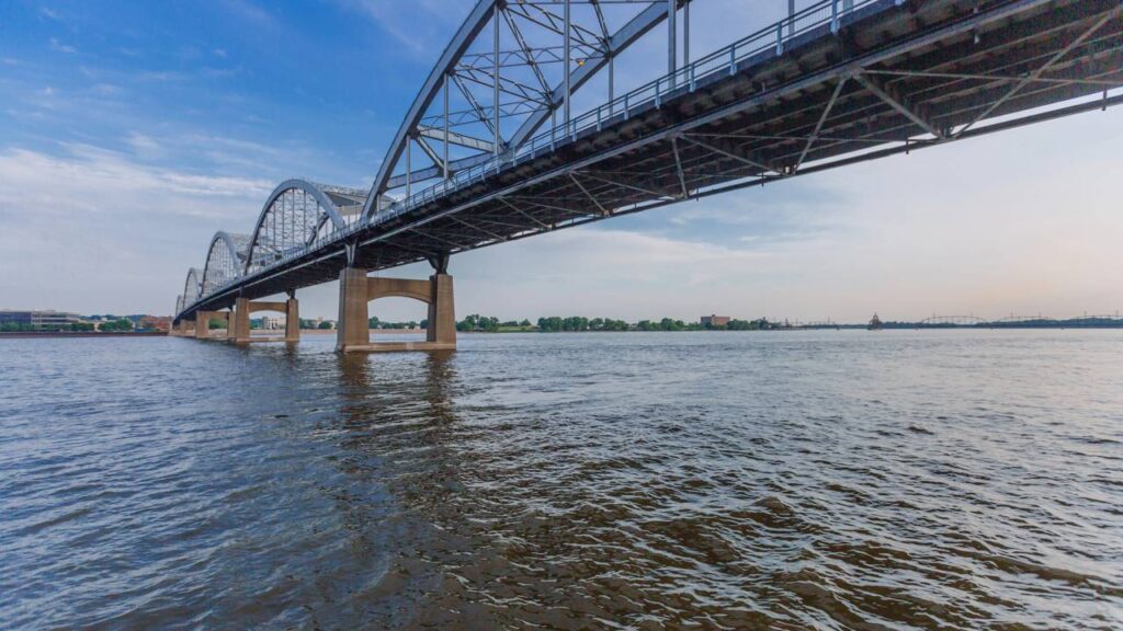 Com um impressionante vão principal de 420 metros de comprimento, a ponte estaiada de 2004 cruzou o canal interoceânico e desafogou o trânsito do Panamá