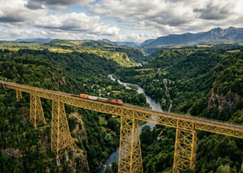 Com 102 metros de altura sobre um abismo, e inaugurado em 1890, o monumental viaduto de aço é o maior símbolo ferroviário do Chile de sua época