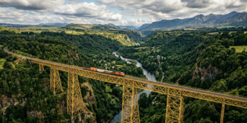 Com 102 metros de altura sobre um abismo, e inaugurado em 1890, o monumental viaduto de aço é o maior símbolo ferroviário do Chile de sua época