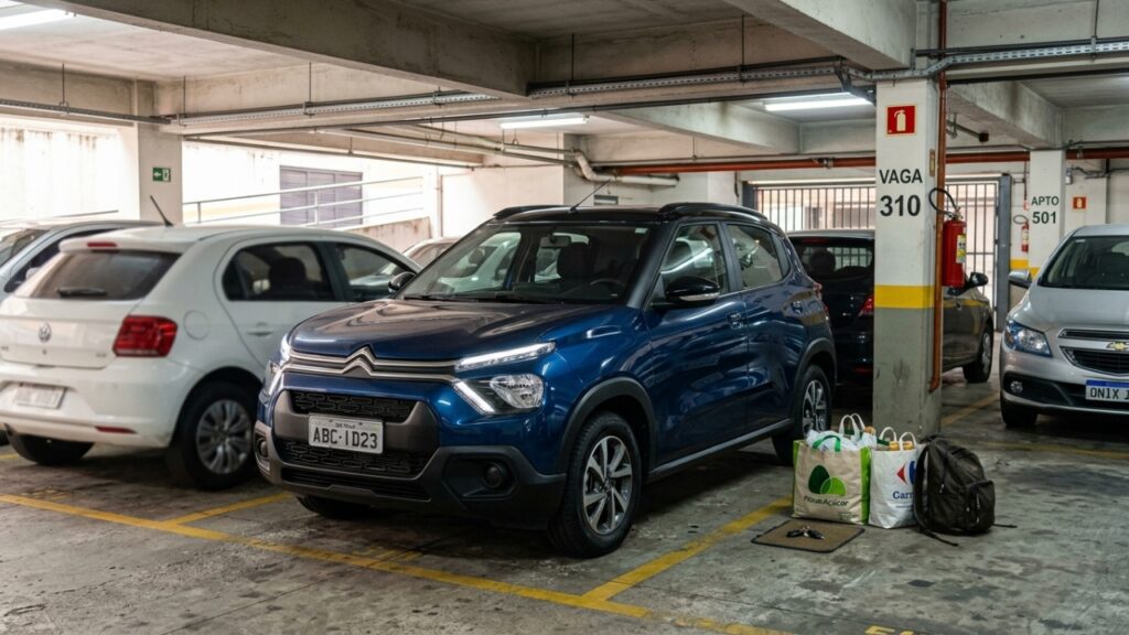 O hatch com porta-malas de 315 litros tenta provar que carro de entrada ainda pode resolver mais do que parece