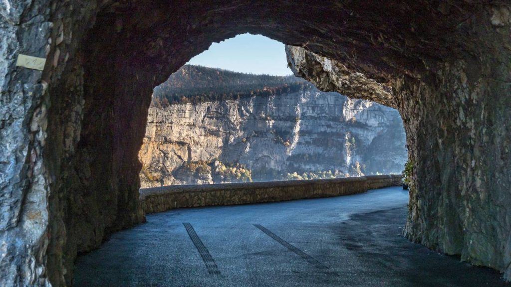 A rodovia na França esculpida na rocha em 1897 estende-se por 13 km; suspensa sobre um abismo de 700 metros, a rota corta desfiladeiros vertiginosos