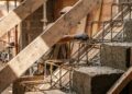 Quanto custa construir uma escada de concreto em 2026 e por que ferragem, forma e acabamento fazem o preço subir degrau por degrau
