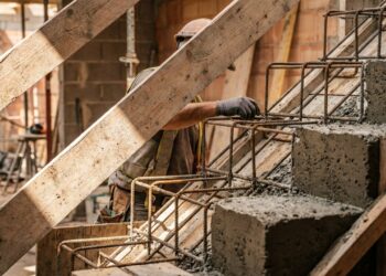 Quanto custa construir uma escada de concreto em 2026 e por que ferragem, forma e acabamento fazem o preço subir degrau por degrau
