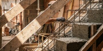 Quanto custa construir uma escada de concreto em 2026 e por que ferragem, forma e acabamento fazem o preço subir degrau por degrau