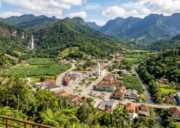 Capital catarinense da banana e o recorde de 14 cachoeiras: a cidade que abriga a queda d'água mais alta de Santa Catarina