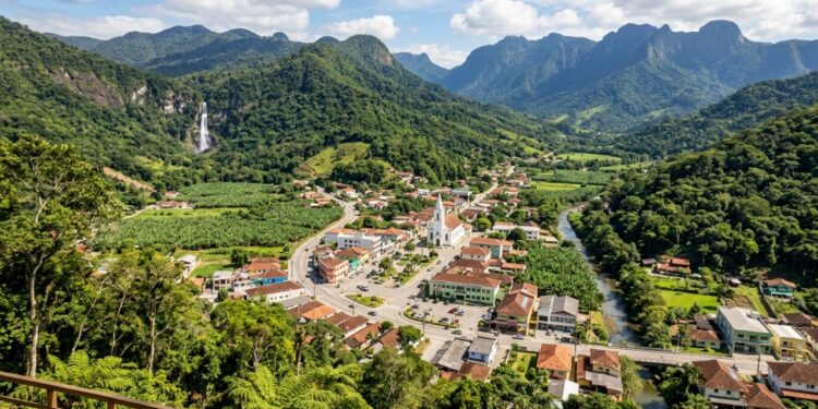 Capital catarinense da banana e o recorde de 14 cachoeiras: a cidade que abriga a queda d'água mais alta de Santa Catarina