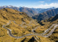 Com pista asfaltada que atinge 1.121 metros de altitude na Nova Zelândia, a cênica estrada liga Queenstown a Wanaka em um trajeto espetacular