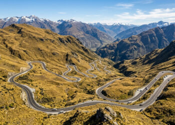 Com pista asfaltada que atinge 1.121 metros de altitude na Nova Zelândia, a cênica estrada liga Queenstown a Wanaka em um trajeto espetacular
