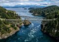 Suspensa sobre as correntes violentas de um desfiladeiro, a ponte histórica conecta duas ilhas e é o cartão-postal mais famoso de Washington