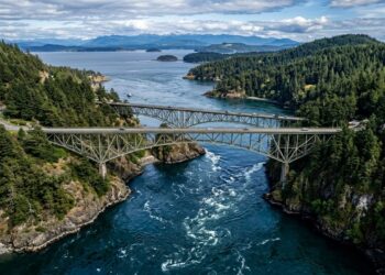 Suspensa sobre as correntes violentas de um desfiladeiro, a ponte histórica conecta duas ilhas e é o cartão-postal mais famoso de Washington