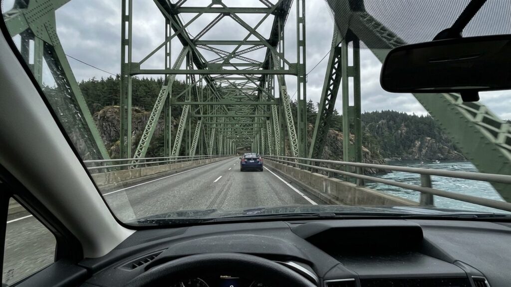 Suspensa sobre as correntes violentas de um desfiladeiro, a ponte histórica conecta duas ilhas e é o cartão-postal mais famoso de Washington