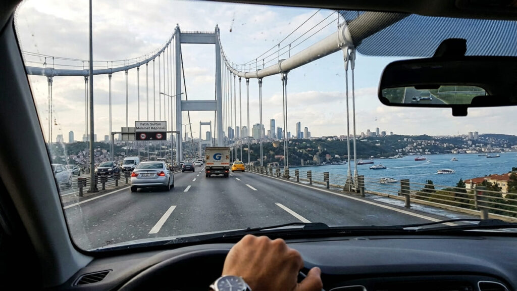 Suspensa sobre o Estreito de Bósforo, a gigantesca ponte de Istambul conecta fisicamente a Europa e a Ásia, com um vão livre de 1.090 metros
