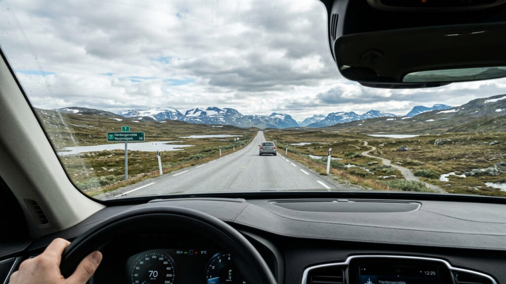 Atravessando o maior planalto de alta montanha da Europa, a estrada cênica norueguesa oferece uma vista única de geleiras e lagos