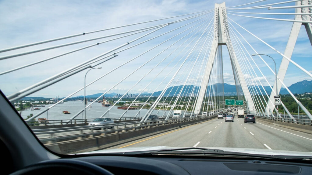 Erguida na região de Vancouver, com um vão estaiado monumental, a estrutura de dez faixas de tráfego é uma das pontes mais largas das Américas