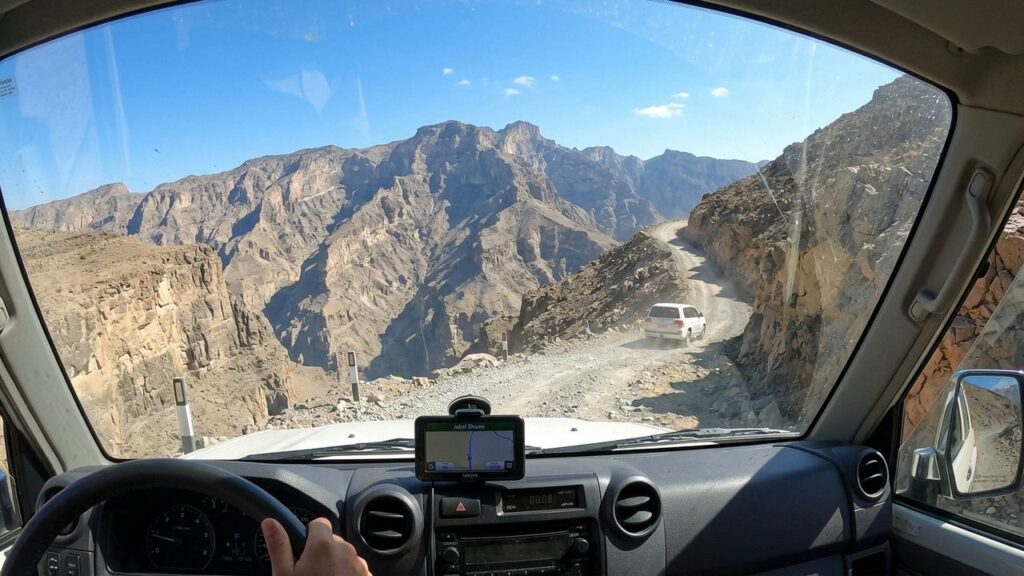 Cortando as encostas de Jebel Shams, a montanha do sol em Omã, a desafiadora estrada de terra margeia o maior e mais profundo cânion do Oriente Médio