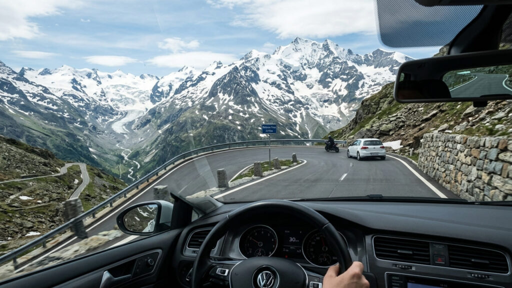 Alcançando a estrada totalmente interna mais alta da Suíça, a 2.478 metros de altitude, a rodovia de montanha oferece vistas espetaculares de geleiras