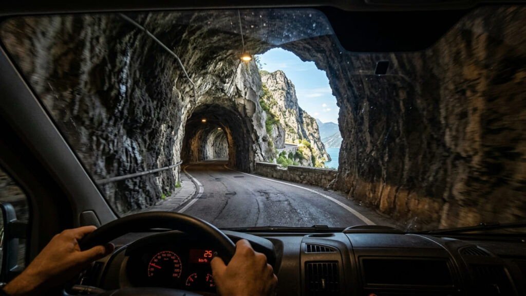 Esculpida no interior de uma fenda de rocha na Itália, a estrada sinuosa foi chamada, por Winston Churchill, de a oitava maravilha do mundo