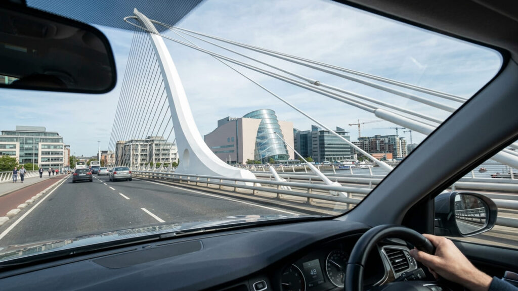 Com formato icônico de harpa, e projetada por Santiago Calatrava, a ponte móvel sobre o Rio Liffey em Dublin gira noventa graus para os navios