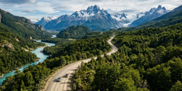 Cortando as florestas e geleiras da Patagônia chilena por 1.240 km de extensão, a icônica rodovia cênica oferece paisagens selvagens únicas