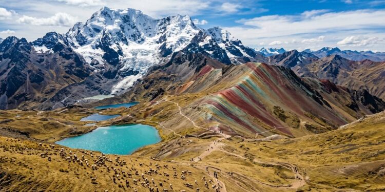 Cortando as montanhas dos Andes peruanos, superando os 5.000 metros de altitude, a rota de trekking oferece vistas espetaculares da Montanha Colorida