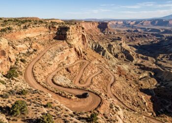 Serpenteando pelo isolado deserto de Utah, a rota cênica histórica passa por fendas de arenito e estradas de terra no coração de Capitol Reef