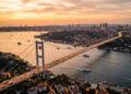 Suspensa sobre o Estreito de Bósforo, a gigantesca ponte de Istambul conecta fisicamente a Europa e a Ásia, com um vão livre de 1.090 metros