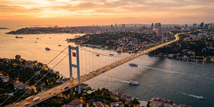 Suspensa sobre o Estreito de Bósforo, a gigantesca ponte de Istambul conecta fisicamente a Europa e a Ásia, com um vão livre de 1.090 metros