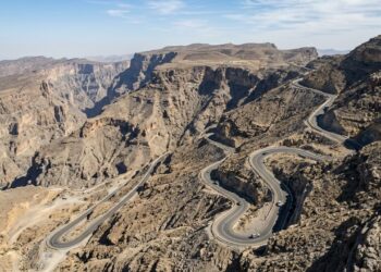 Cortando as encostas de Jebel Shams, a montanha do sol em Omã, a desafiadora estrada de terra margeia o maior e mais profundo cânion do Oriente Médio